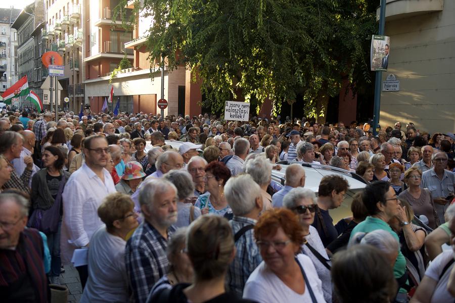 Több százan tüntettek Pikó András mellett a Práter utcában