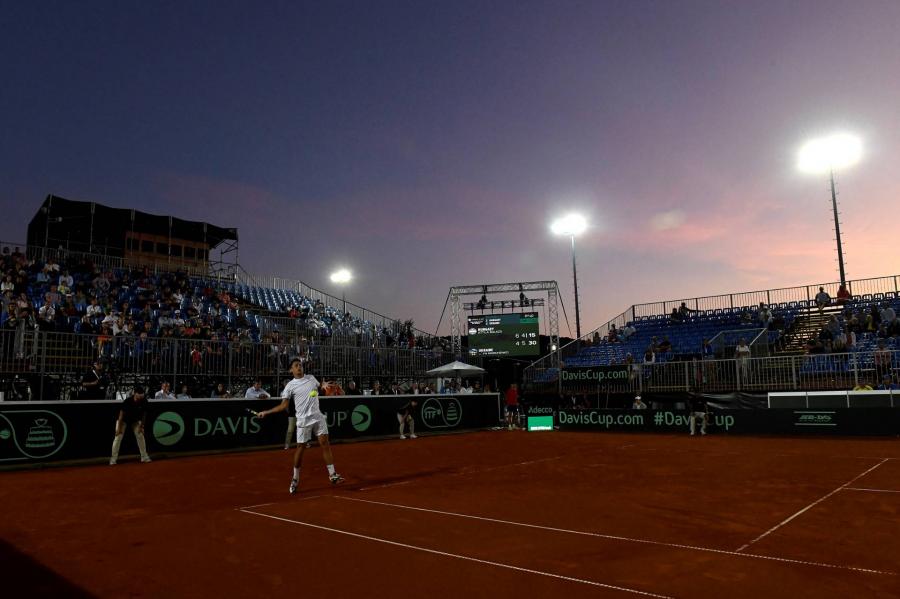 A sötétedés vetett véget a sorsdöntő Davis Kupa-meccsnek, de nálunk az előny