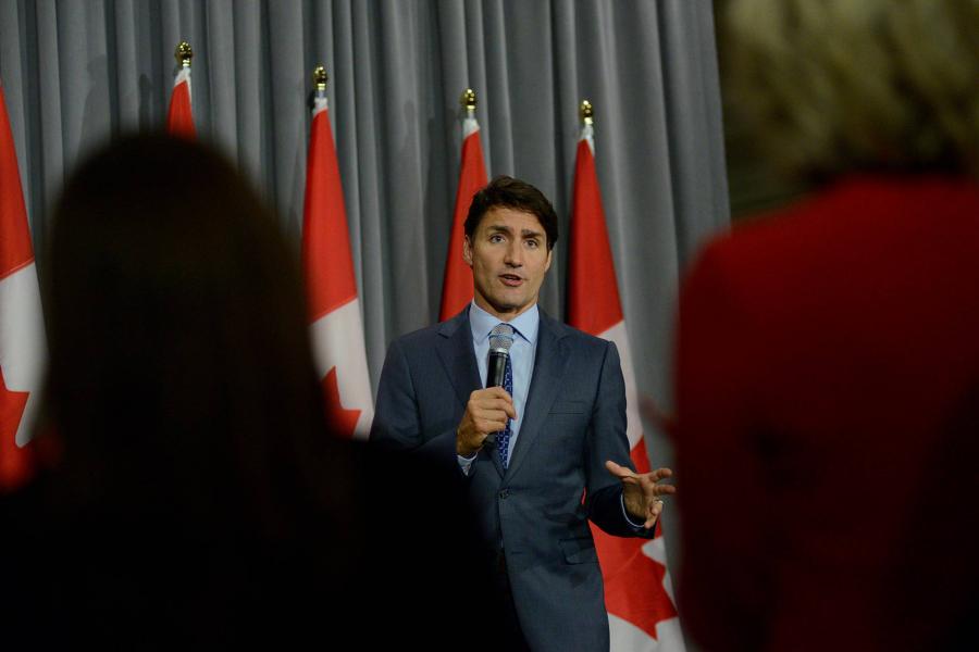 „Ostoba dolog volt” – Egy jelmezbálon készült fotója miatt magyarázkodik a kanadai kormányfő