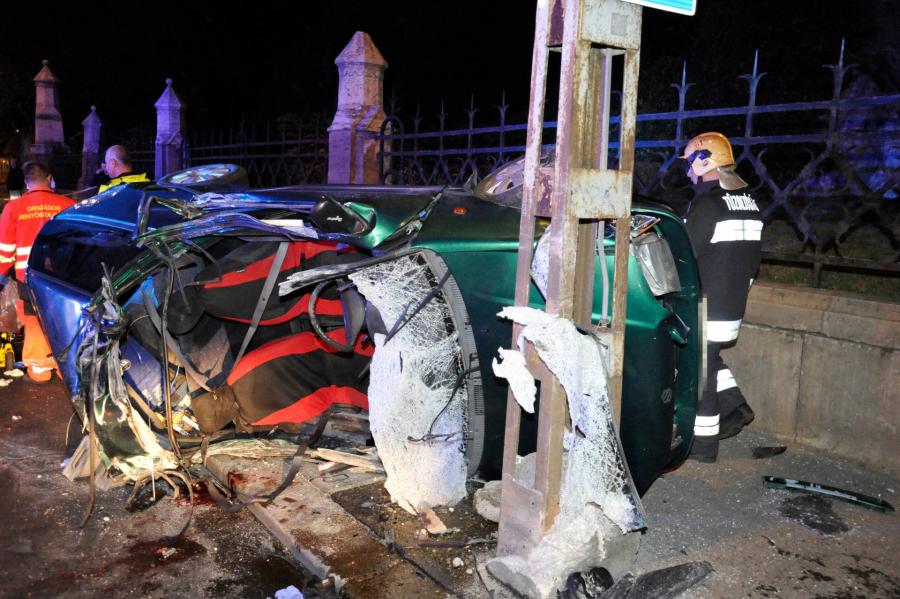 Halálos baleset - autók ütköztek a budai Gellért rakparton, az egyik fel is borult (fotók)