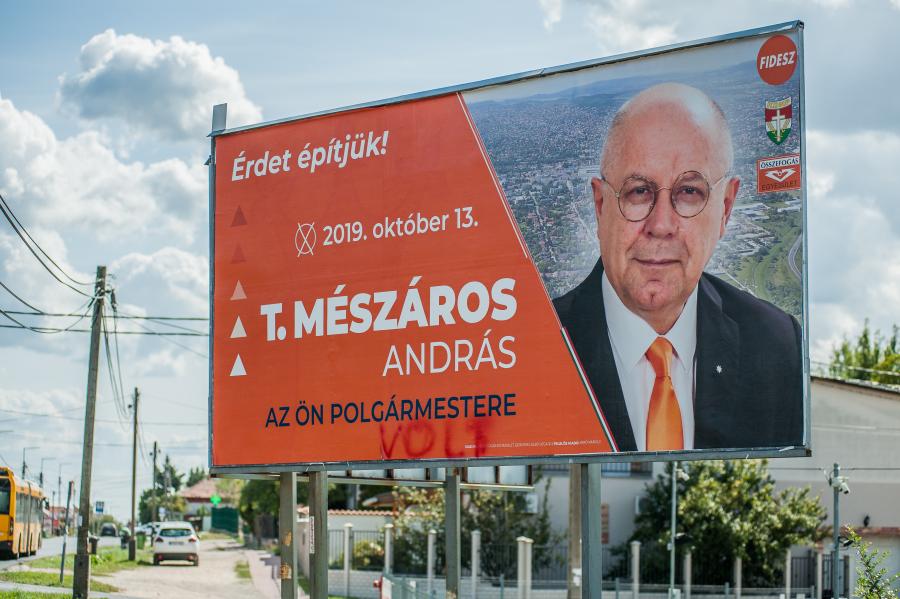Döntött a Fővárosi Ítélőtábla: az összes fideszes választási plakátot le kell szedni Érden