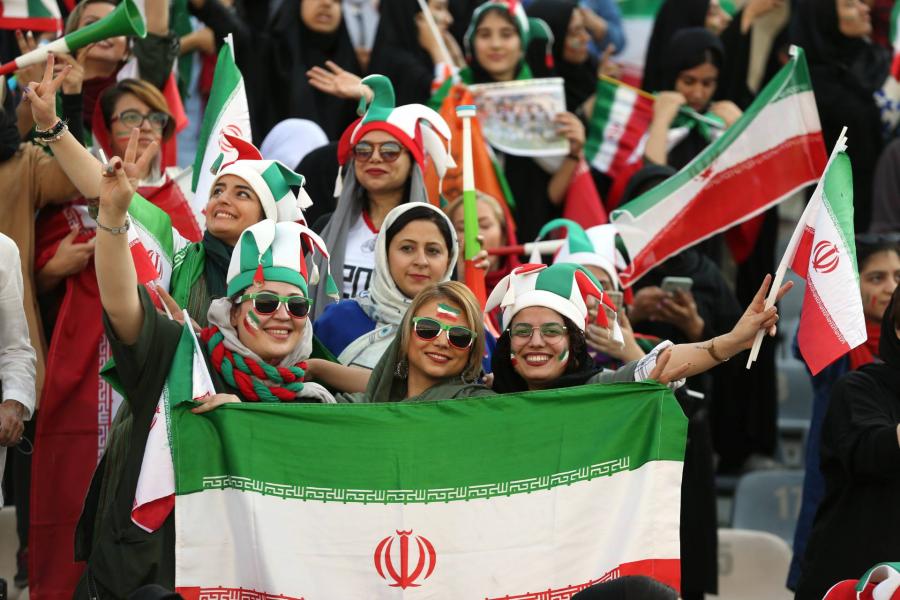 Negyven év óta először mehettek iráni nők focimeccsre
