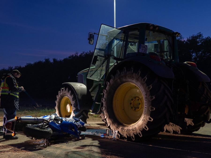 Meghalt egy motoros, traktorral karambolozott - képek