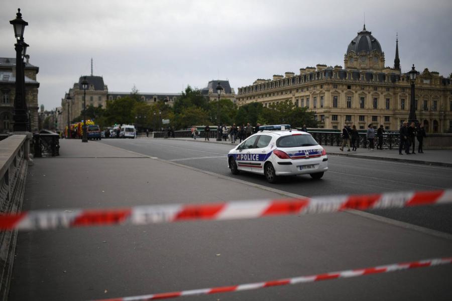 Párizsi késelés: egyetlen letartóztatottnak sem volt köze a rendőr ámokfutásához