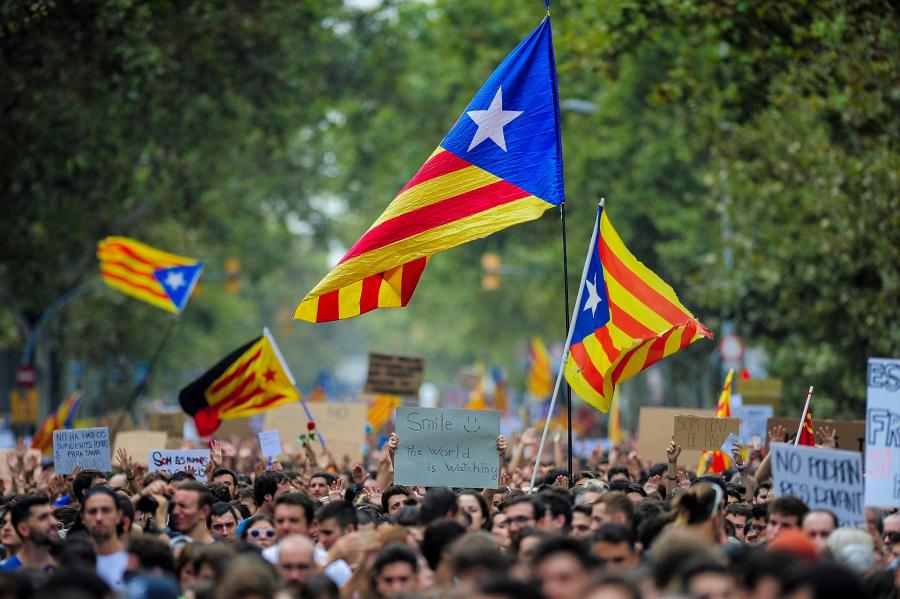 Több mint félmillióan vonultak utcára Barcelonában, összecsaptak a tüntetők a rendőrökkel