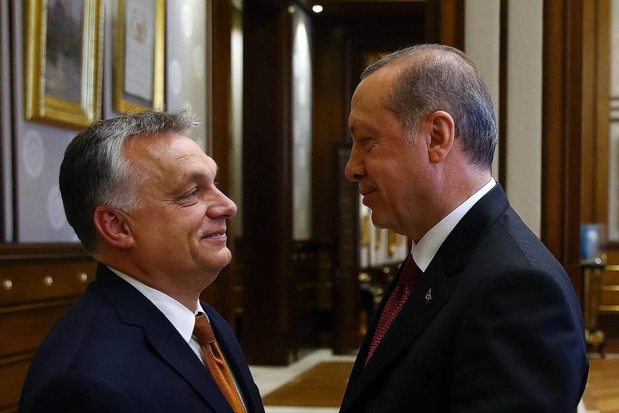 ZDF: Orbánnak most már döntenie kell, kivel van, különben még a végén kiraknak az EU-ból