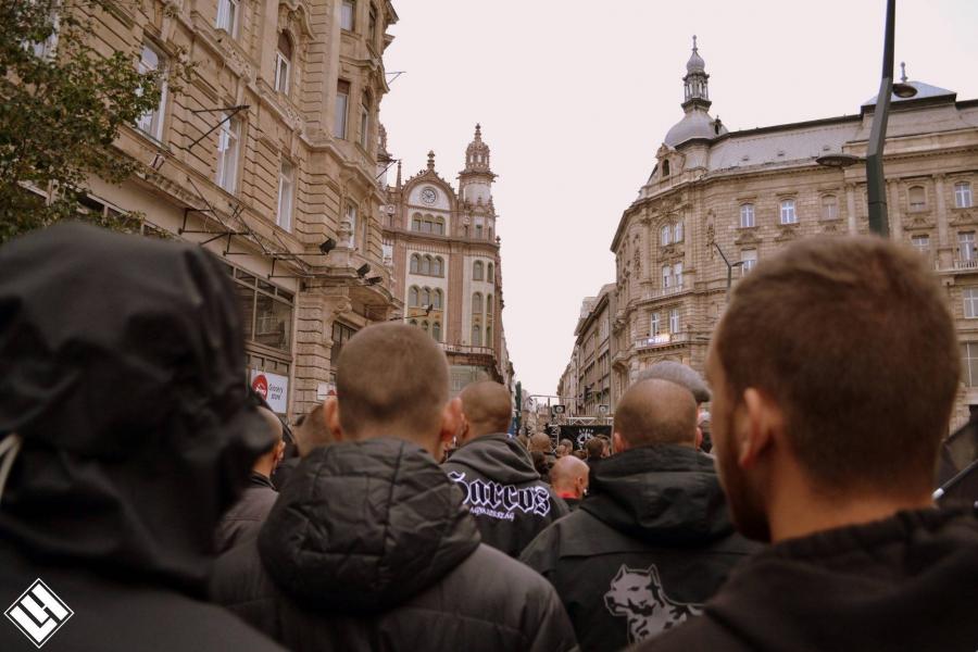Félszáz neonáci masírozott végig Budapesten, az Aurórát is megtámadták
