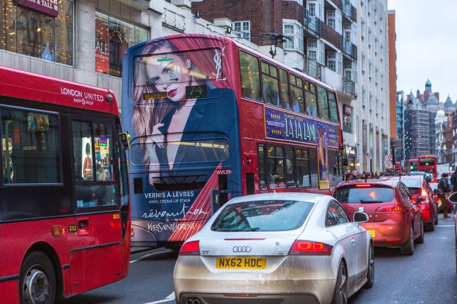 Vegyi anyag szivárgott egy forgalmas londoni utcán, egy ember kórházba került