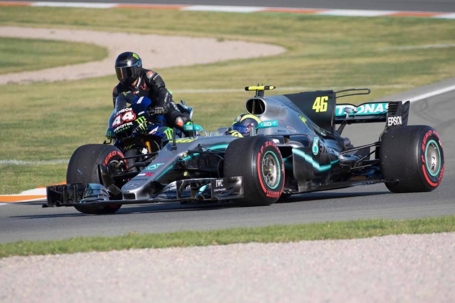 Hamilton motorra, Rossi Forma-1-es autóba pattant