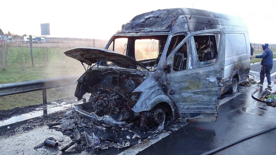 Lángba borult egy kisteherautó az M5-ösön: az utasok csak egy durranást hallottak (fotók)