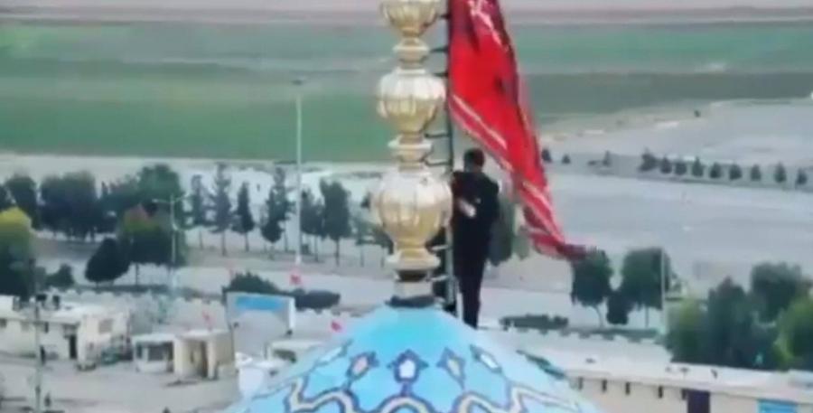 Iránban már kitűzték a bosszúra felszólító vörös zászlót