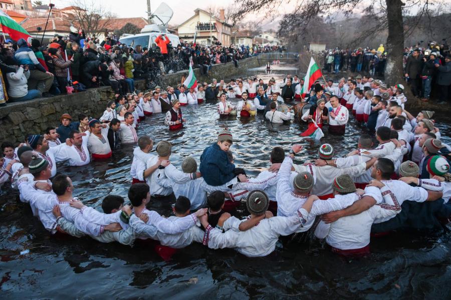 Derékig a jeges vízben boldogok egy bolgár faluban