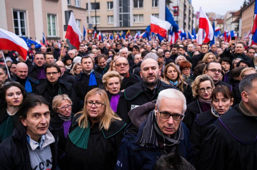 Bírák tüntettek Varsóban a bírósági törvény tervezett módosítása ellen