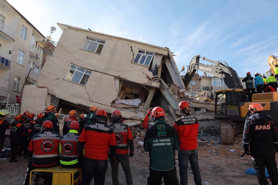 Földrengés Törökországban: az áldozatok száma már a 31-et is elérte, 400-nál több utórengést mértek