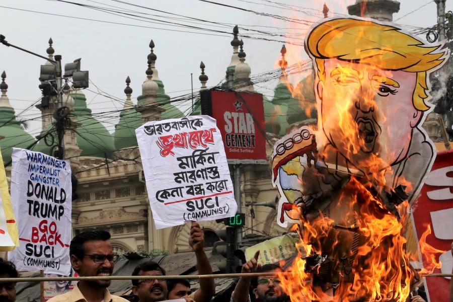 Halálos áldozatai is vannak a tüntetésnek, ami Delhiben várta Trumpot