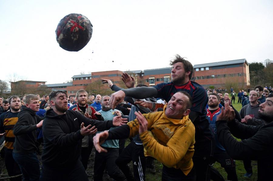 Tömegverekedésbe oltott focit játszik egy angol kisváros, de már nem halnak meg közben