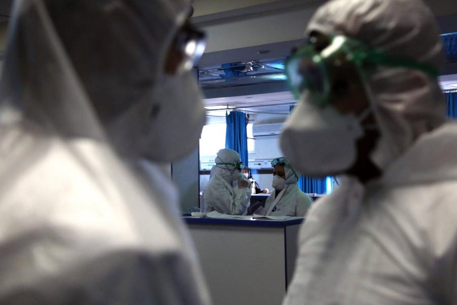 Újabb országokban jelent meg a koronavírus, Iránban 77 ember halt bele a fertőzésbe