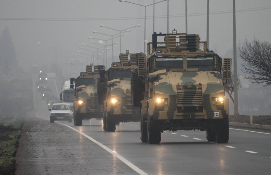 Lengyelországba hazatérő katonai konvoj közlekedik több forgalmas útszakaszon kedden
