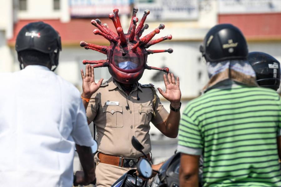 Vírusnak öltözött indiai rendőrök próbálják elmagyarázni, miért fontos a karantén
