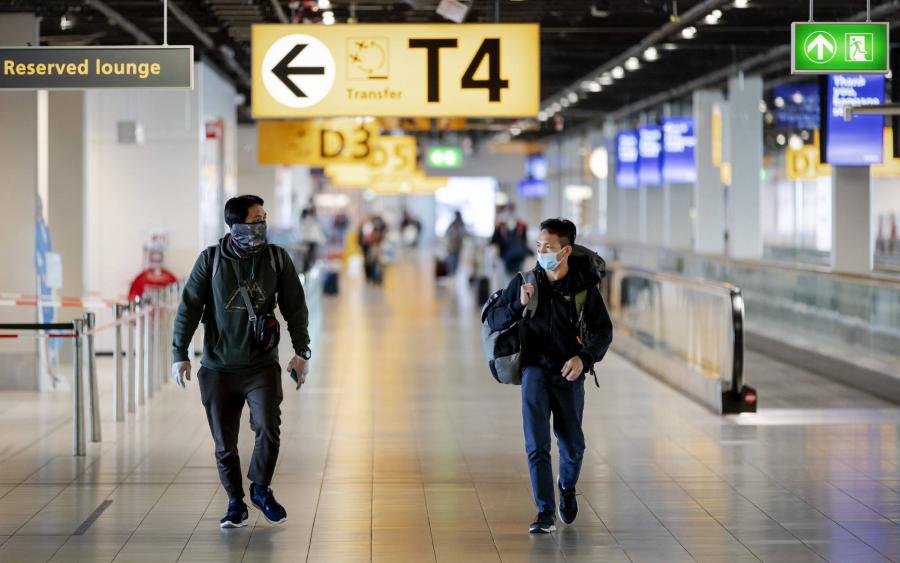 Töltött fegyverrel érkezett az amszterdami reptérre két férfi