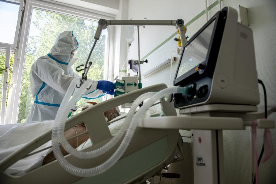 Szijjártó: 458 lélegeztetőgép, 25 ezer teszt érkezett  Kínából - csak az orvosok látnak krónikusan keveset