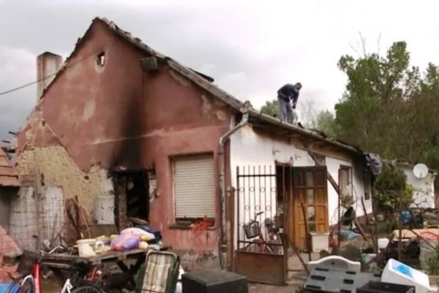 Megsemmisült a házuk teteje, ismeretlenek segítenek egy ápolónőn és családján Monoron (videó)