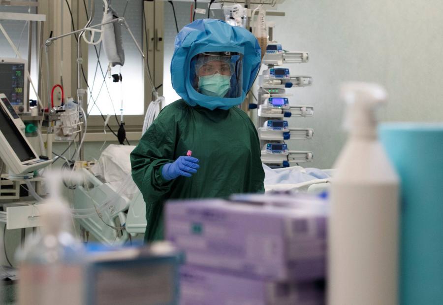 Tízezer alá csökkent a kórházban kezelt fertőzöttek száma Olaszországban