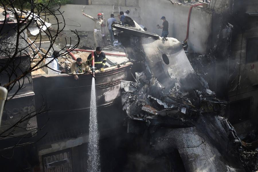 105 emberrel a fedélzetén zuhant le a Karacsiba tartó járat - képeken a pakisztáni tragédia
