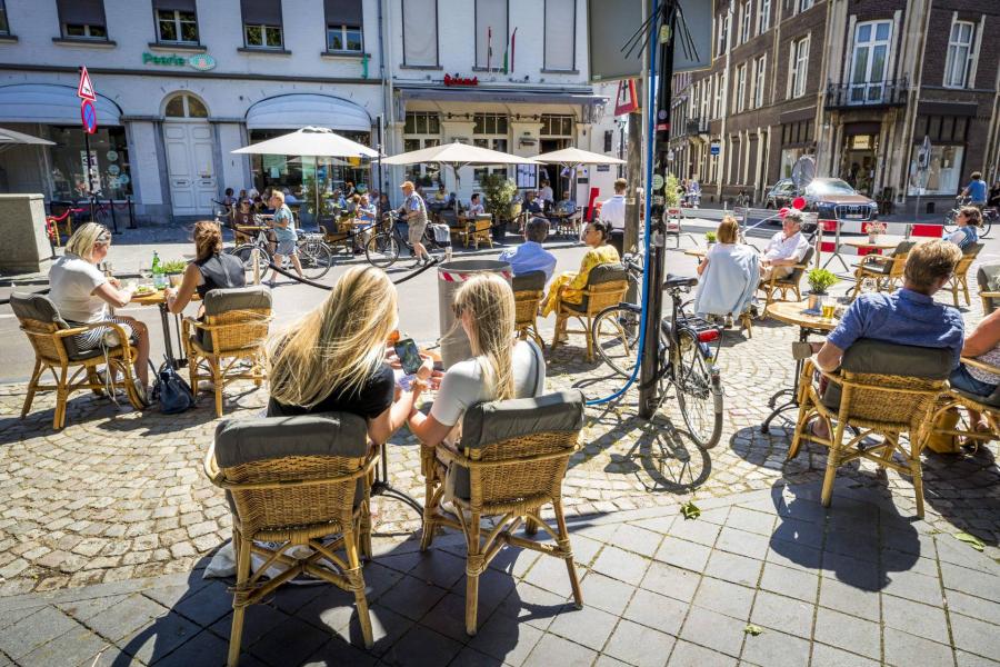 Hollandiában újranyitottak az éttermek, bárok és kávézók