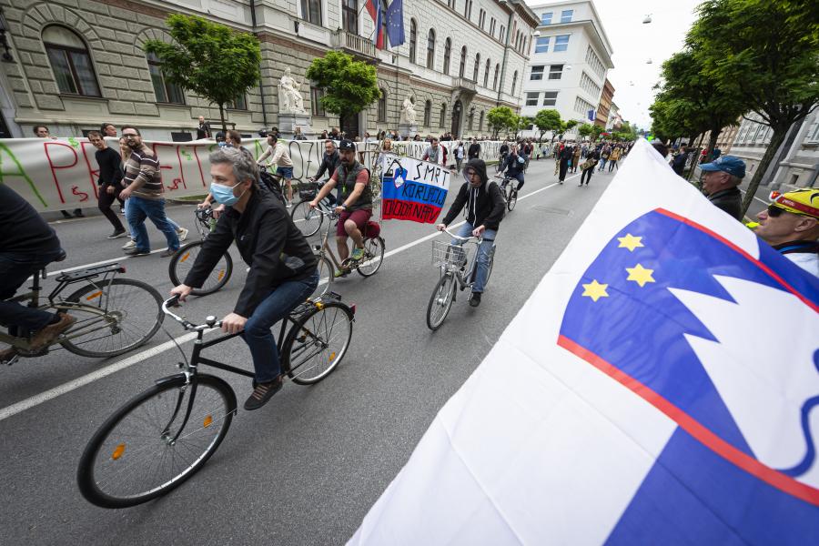 Biciklis tüntetésekkel próbálnak nyomást gyakorolni Orbán szövetségesére