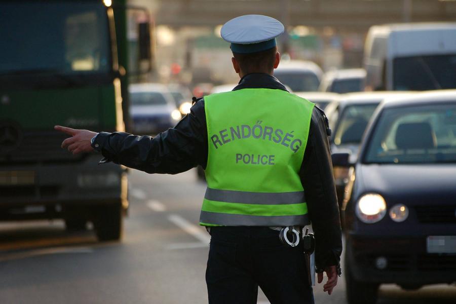 Hamisított jogosítvánnyal, begipszelt lábbal vezető sofőrt kaptak el Szendrőládon