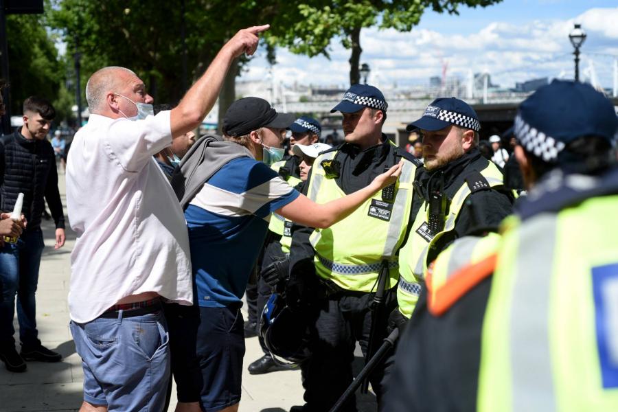 Szélsőjobboldali aktivisták csaptak össze a rendőrökkel Londonban, állításuk szerint az emlékműveket akarták megvédeni