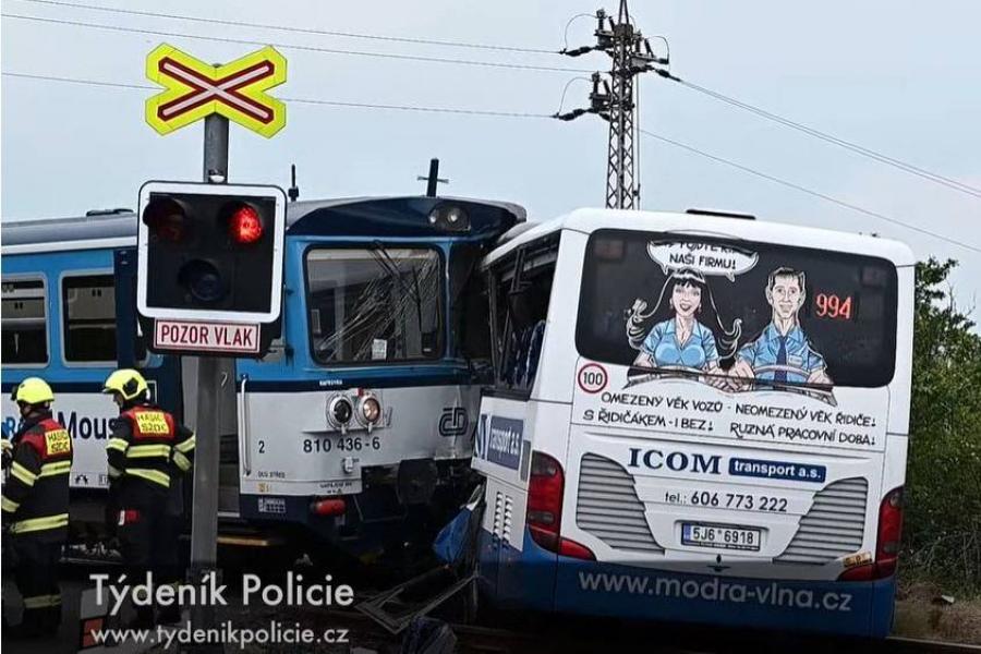 Csúnya baleset: vonat és busz ütközött össze Csehországban, 10-en megsérültek (videó)