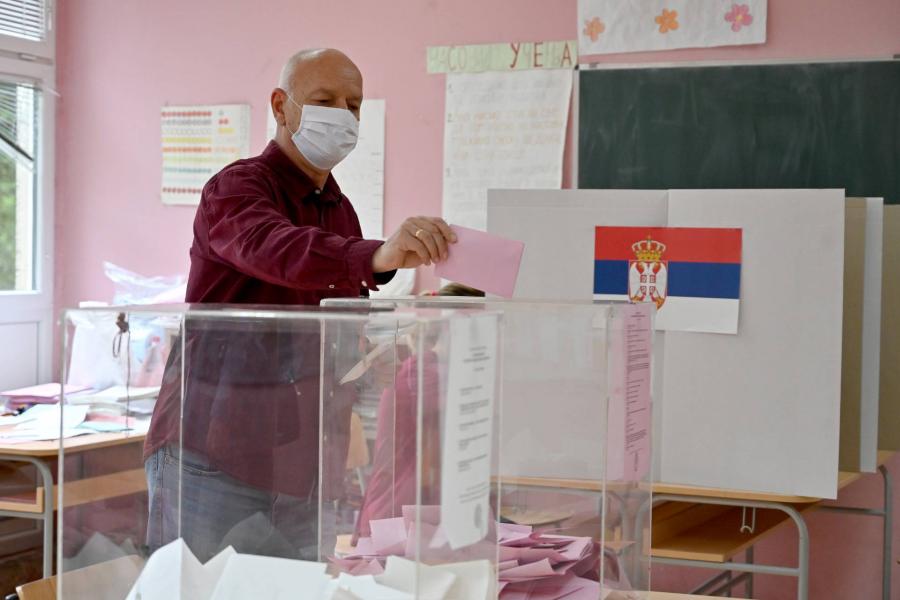 Bezártak a szavazóhelyiségek Szerbiában