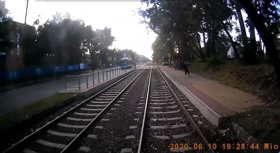 Rémület Kőbányán: villamos alá zuhant egy ember, de csodával határos módon túlélte (videó)