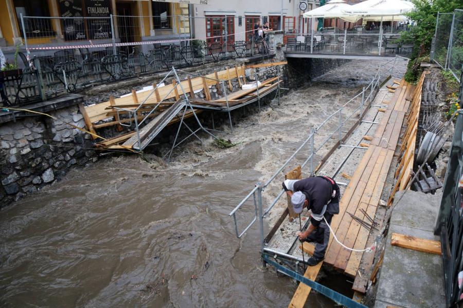 Elöntötte Miskolc utcáit az esőzéstől megáradt Szinva-patak