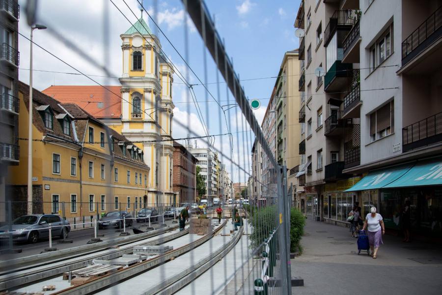 Hőség Budapesten: meztelenül sétált egy férfi az egyik legforgalmasabb úton