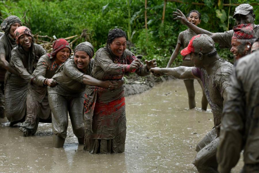 Boldogan saraznak Nepálban, mielőtt elültetik az idei rizst