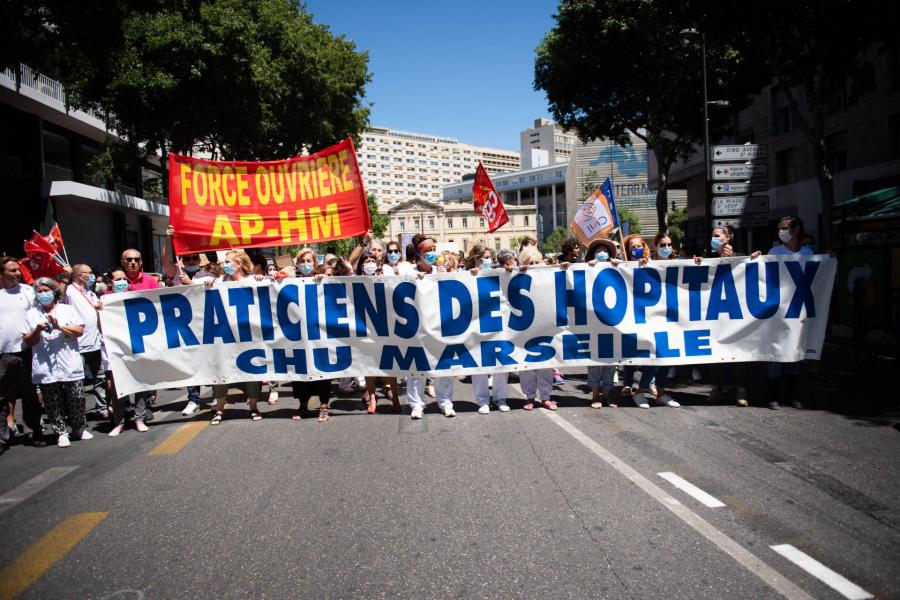 Ezrek tüntettek a kórházi dolgozók nagyobb fizetésemeléséért Franciaország nagyvárosaiban