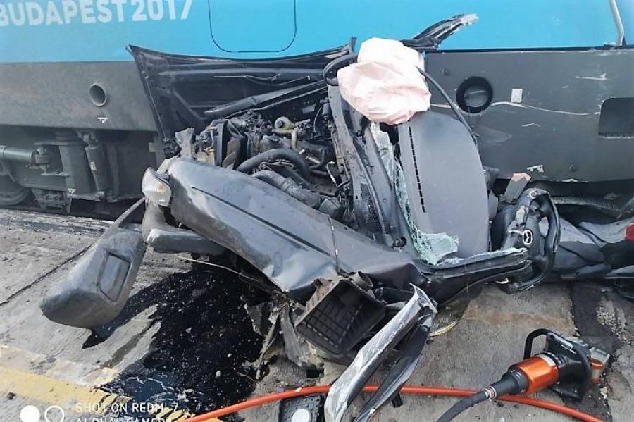 A felismerhetetlenségig roncsolta a vonat az elé hajtó autót - a sofőr a helyszínen meghalt (fotók)