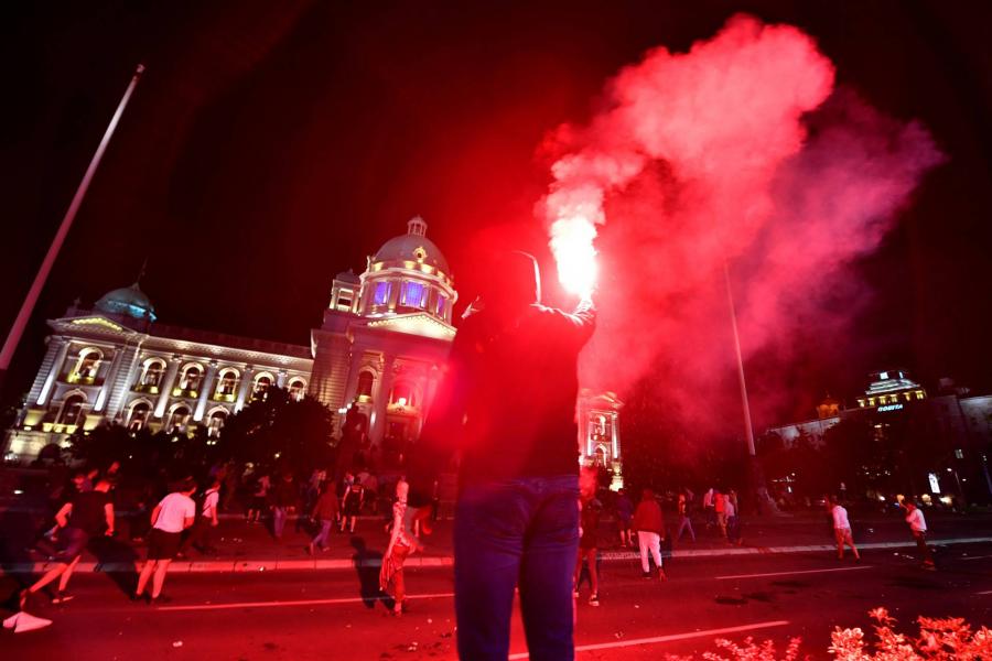 Lovasrendőrök ütötték az újabb kijárási korlátozás miatt tüntetőket Belgrádban - képek az összecsapásról