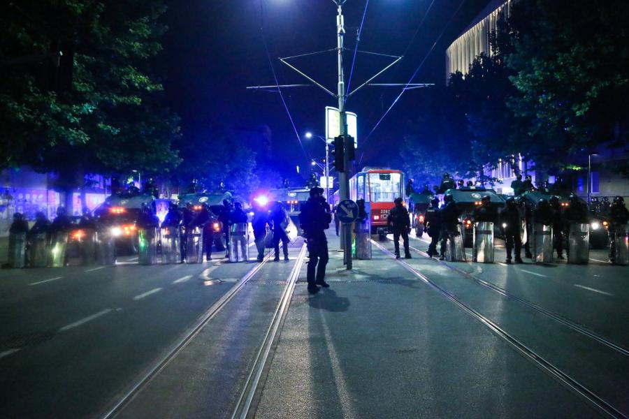 Pattanásig feszült a helyzet: tüntetők ostromolják a belgrádi parlament épületét