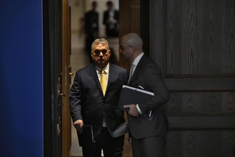 A szabad sajtóért tüntetnek Orbán Viktor irodája előtt