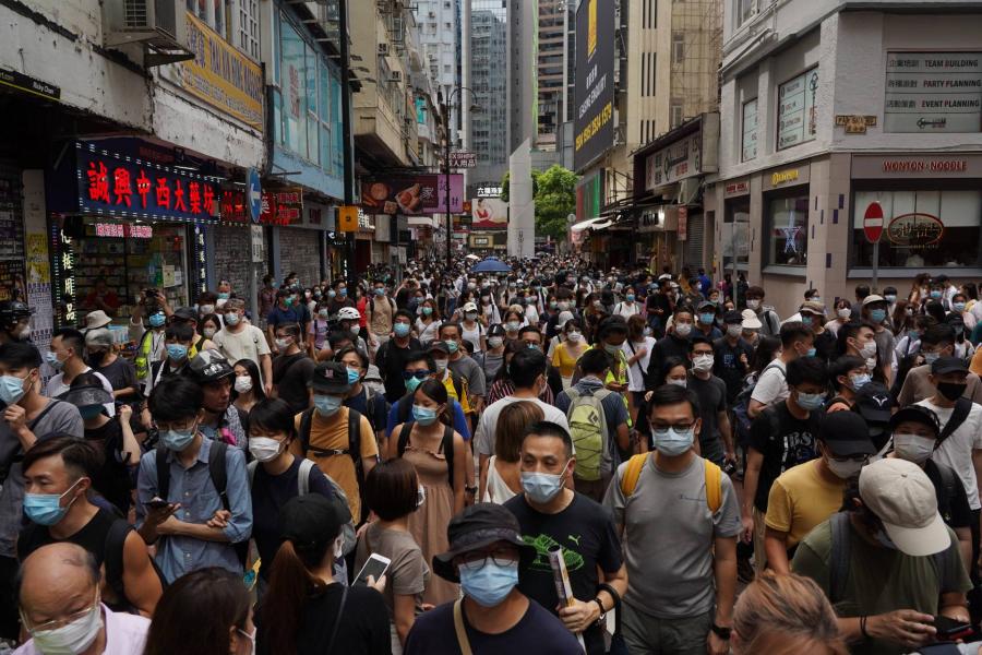 Kötelező a maszkviselés a nyilvános helyeken Hongkongban, felülvizsgálták a járványadatokat Csehországban