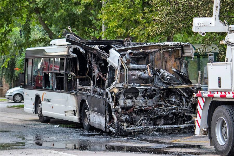 Teljesen kiégett egy busz Szegeden - fotók