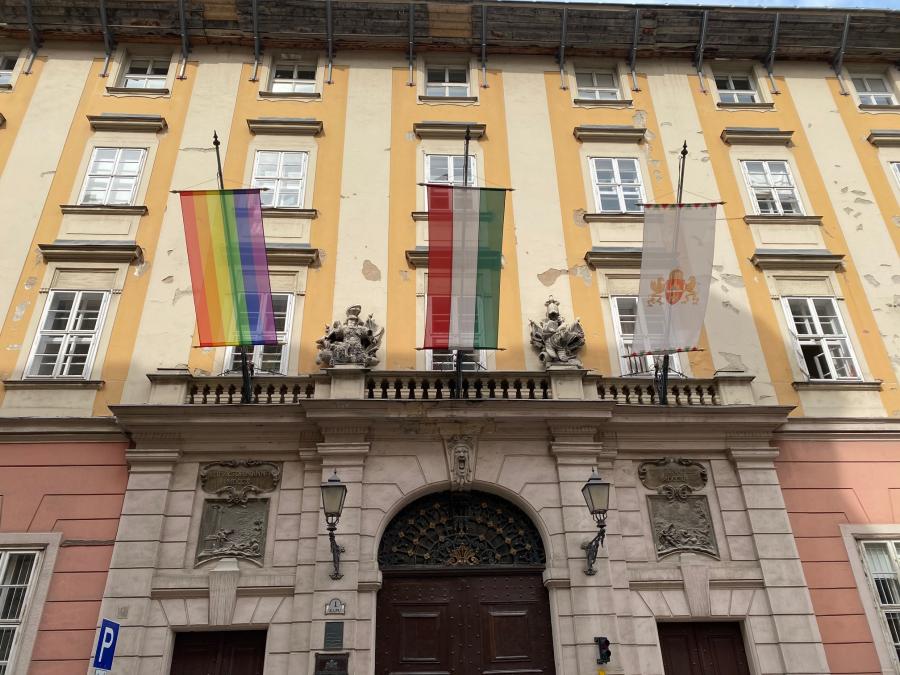 Szivárványos zászlót is kitűzött Karácsony Gergely a budapesti városházára