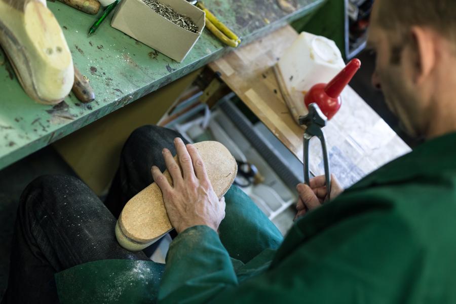 Sztrájkolnak az ortopéd cipőkészítők