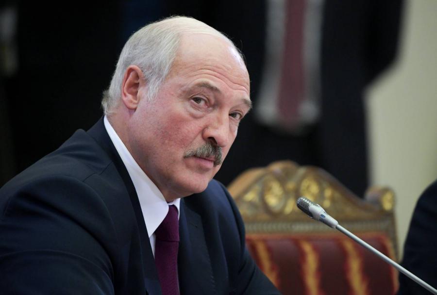 Hogy mindenki értse: gépfegyverrel a kézben jelent meg Lukasenka az elnöki palotában (videó)