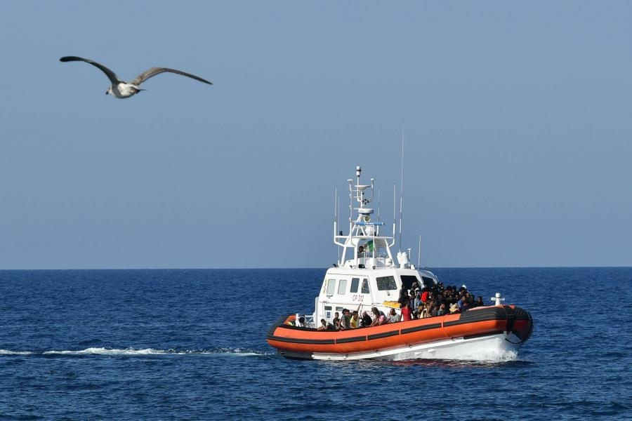 Felrobbant egy menekültekkel teli hajó az olasz partoknál