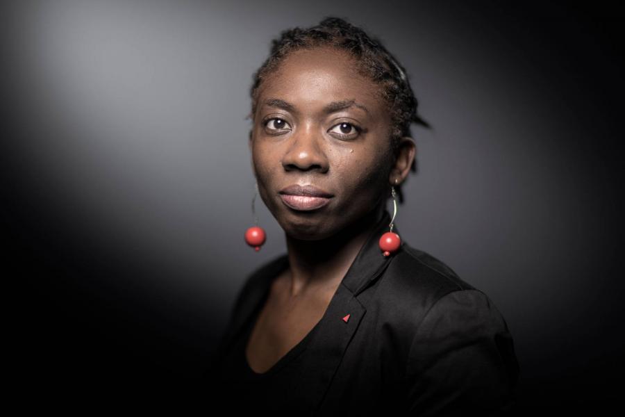 Vizsgálat indult a fekete bőrű képviselőnőt rabszolgaként ábrázoló francia hetilap ellen